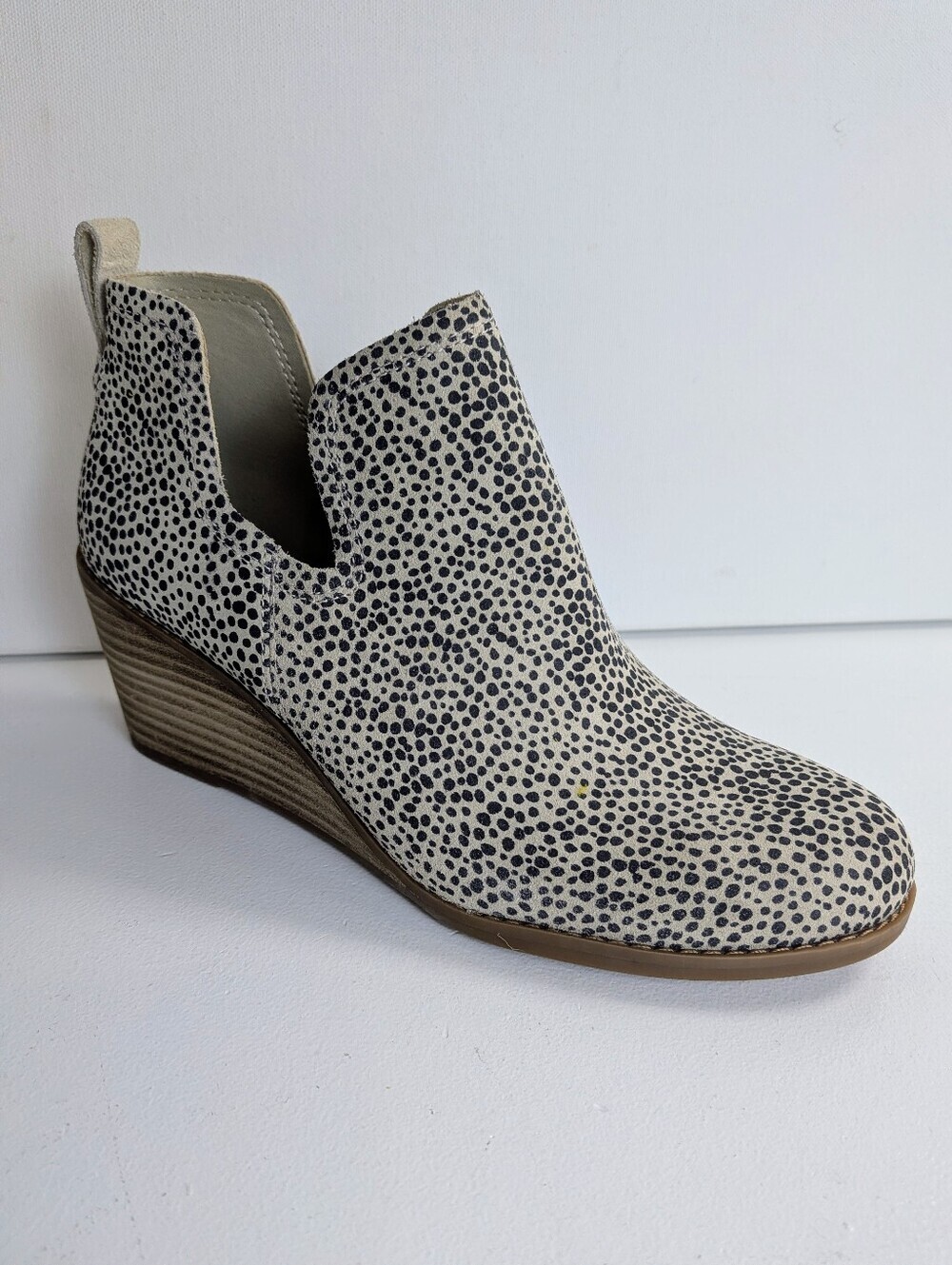 TOMS Spotted Suede Wedge Ankle Bootie Pull On Beige Black Women's Comfort Sz 8